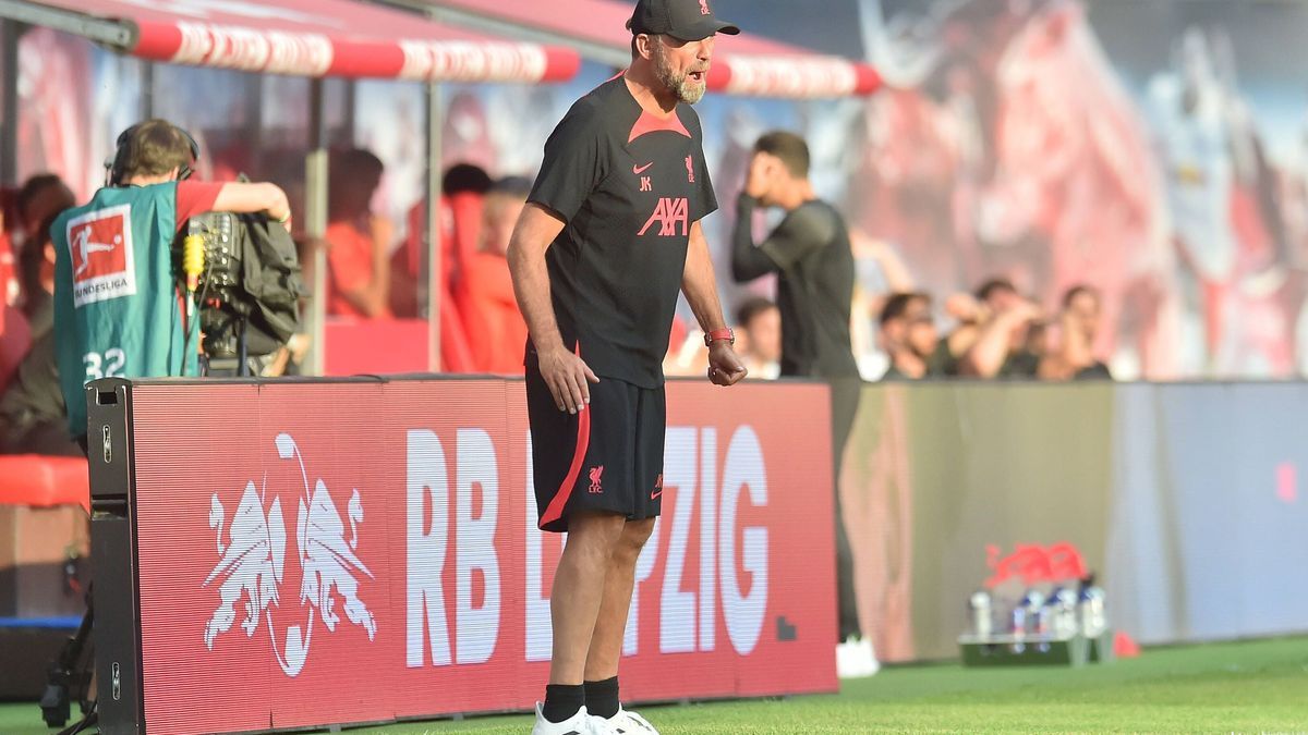 Fußball - Testspiel - RB Leipzig - FC Liverpool am 21.07.2022 in der Red Bull Arena in Leipzig Trainer Jürgen Juergen Klopp (Liverpool FC) gibt lautstark Anweisungen. *** Soccer test match RB Leipz...