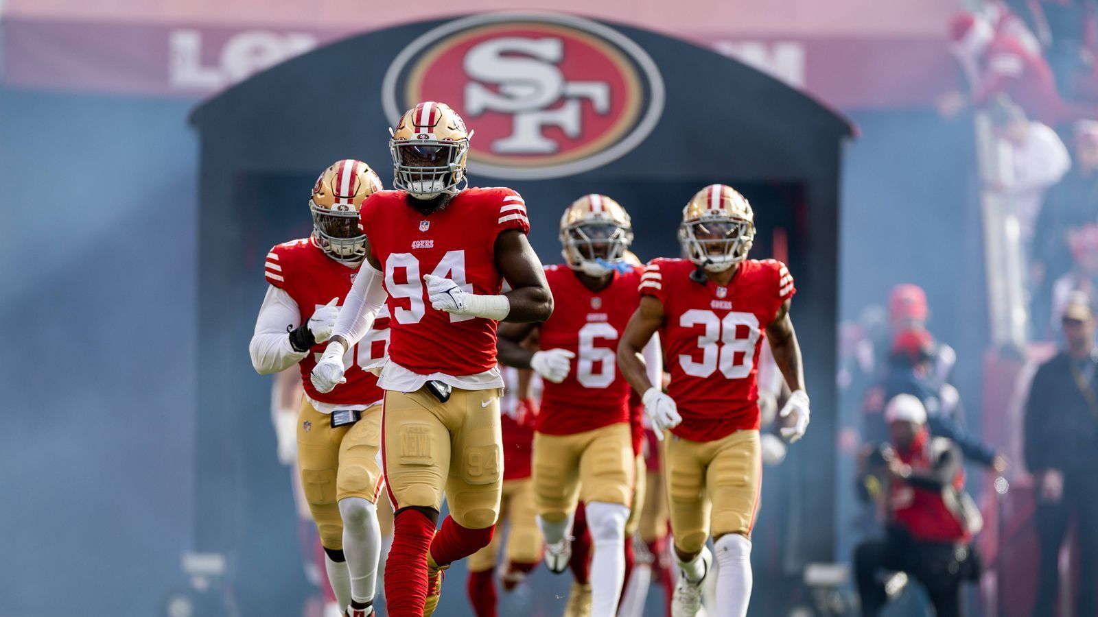 
                <strong>Defense wins championships? </strong><br>
                Wie weit kann es also für die 49ers gehen, die schon vergangenes Jahr erst im NFC Championship Game die Segel streichen mussten? Nach dem 14. Spieltag wäre das Team aktuell erneut für die Playoffs qualifiziert. Mit neun Siegen und vier Niederlagen sind die Niners Erster der NFC West und Dritter der NFC. Damit würde San Francisco aktuell in der Wild Card Round auf die Washington Commanders treffen. Mit dieser Defense könnte auf jeden Fall wieder das alte Sprichwort greifen: "Offense wins games, defense wins championships."
              