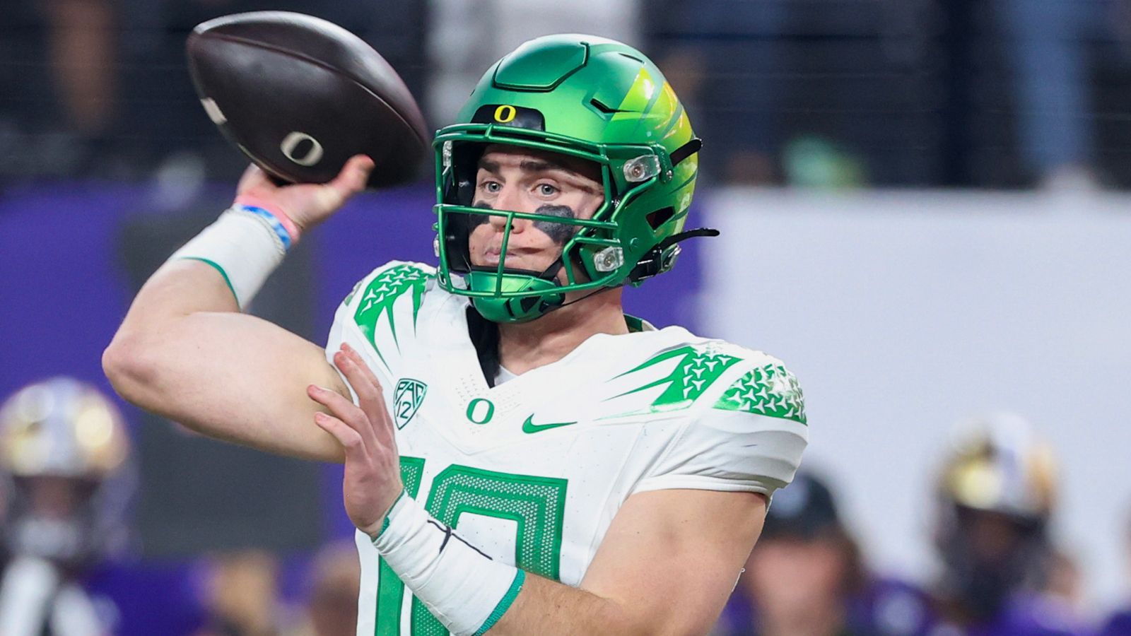 <strong>Quarterback Bo Nix (Oregon)<br></strong>Doch Nix hat es noch nie in die Playoffs geschafft. Auch deswegen zeigte er sich nach der Washington-Pleite sehr emotional und war den Tränen nahe. Bei der Heisman-Wahl hat er wohl eher Außenseiterchancen.