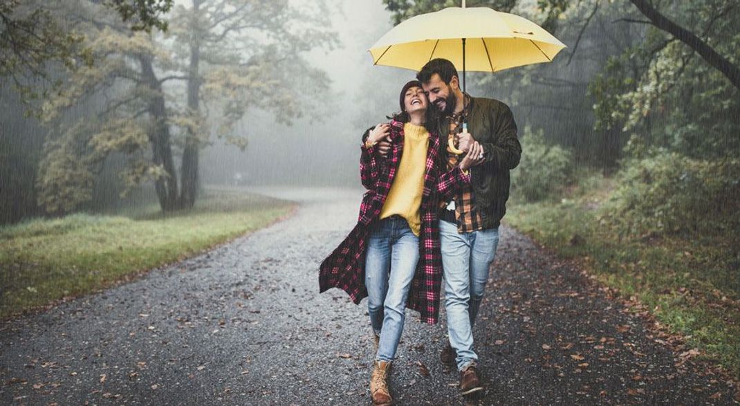 Gibt es eine romantischere Jahreszeit zum Daten als den Herbst? Unsere Ideen bringen euch definitiv näher!