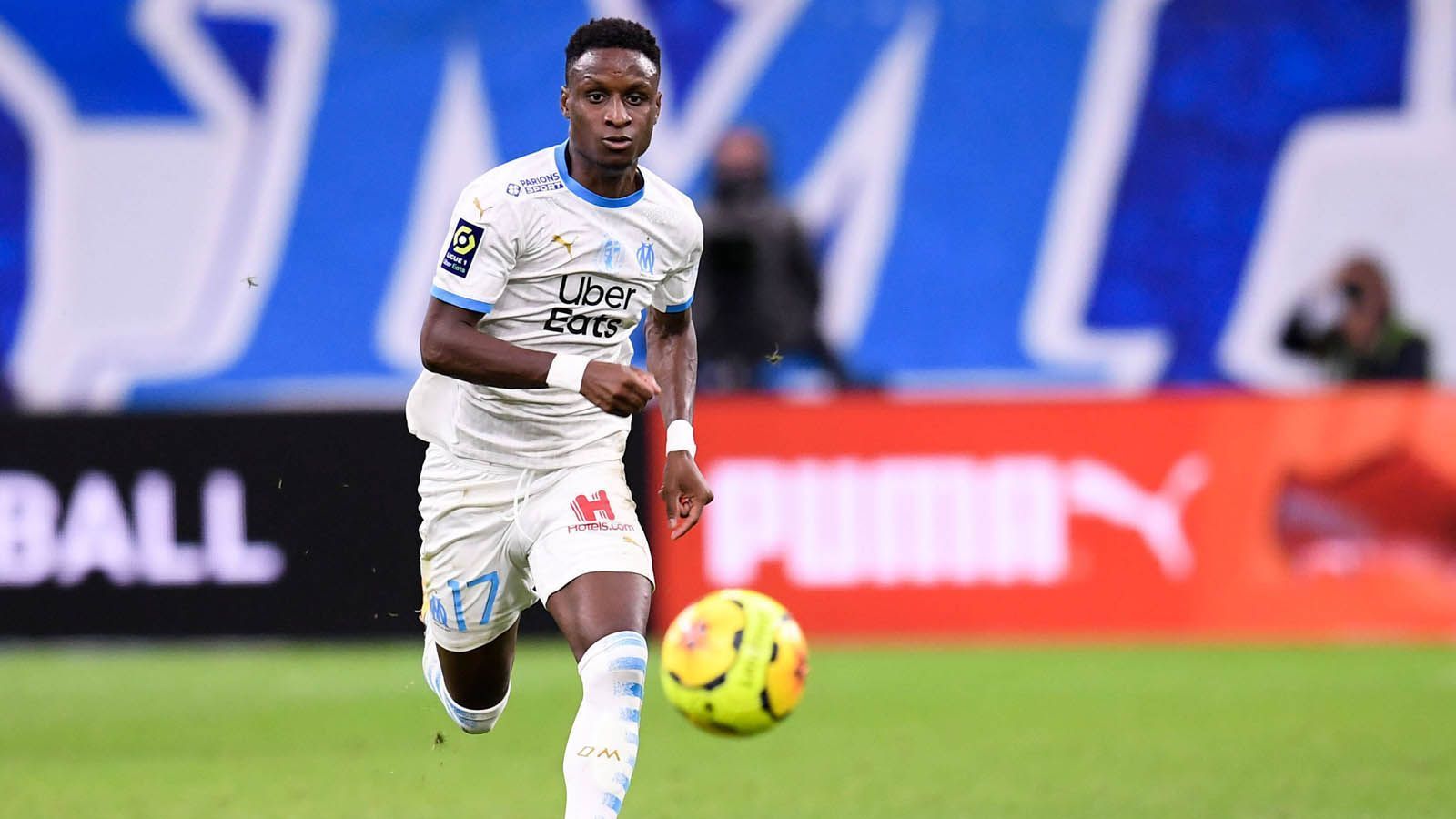 
                <strong>Bouna Sarr</strong><br>
                Zehn Millionen Euro überwiesen die Münchner dem Vernehmen nach für den Rechtsverteidiger an Olympique Marseille. Zuletzt hatte sich der FC Bayern eine Abfuhr von Top-Kandidat Sergino Dest eingehandelt, der stattdessen zum FC Barcelona wechselte. Sarr wechselte 2015 von Metz zu OM und übernahm dort die Rolle des Rechtsverteidigers, nachdem er zuvor zumeist offensiver agiert hatte. 
              