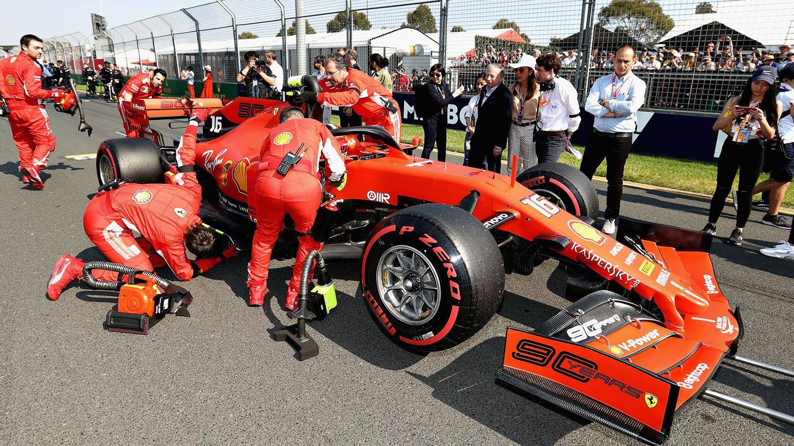 
                <strong>Alarmstufe Rot bei Ferrari!</strong><br>
                Es wurden die ernüchternden Plätze vier und fünf, nachdem die Roten in den Trainings und im Qualifying von Mercedes entzaubert worden waren. Mercedes-Motorsportchef Toto Wolff kam zu dem Schluss, Ferraris Nicht-Leistung im Albert Park lasse sich nur damit erklären, dass der Vettel-Rennstall "beim Set-up komplett in die falsche Gasse abgebogen" sei. Wenn das stimmt, wäre das schlimm für Ferrari. Aber immer noch besser, als doch wieder nur die zweite oder dritte Kraft zu sein. Vor dem zweiten Rennen in Bahrain ist in Maranello auf jeden Fall schon wieder Feuer unterm Dach.
              