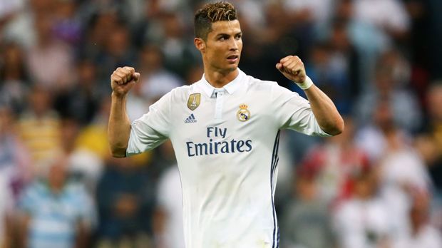 
                <strong>Linksaußen - Cristiano Ronaldo (Real Madrid)</strong><br>
                Wertung: 90,0
              