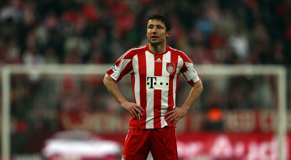 
                <strong>Mittelfeld: Mark van Bommel</strong><br>
                Mark van Bommel und Robben spielten von 2009 bis 2011 gemeinsam beim FC Bayern. Zusammen gewannen sie je einmal die Deutsche Meisterschaft (2010), den DFB-Pokal (2010) und den DFL-Supercup (2010). Zudem standen sie mit der niederländischen Nationalmannschaft im mit 0:1 nach Verlängerung gegen Spanien verlorenen Finale der Weltmeisterschaft 2010 in Südafrika.
              