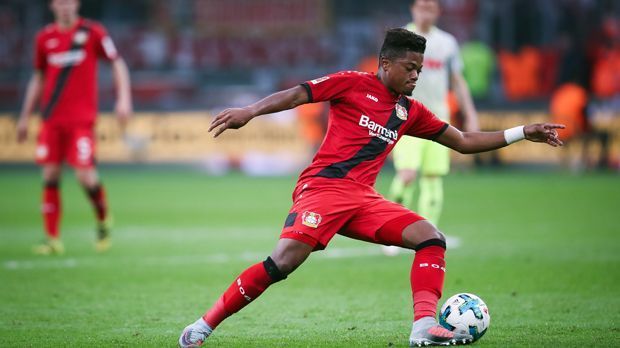 
                <strong>Rechtes Mittelfeld - Leon Bailey (Bayer Leverkusen)</strong><br>
                Der Jamaikaner Leon Bailey kam schon im Januar 2017 von KRC Genk nach Leverkusen, doch sportlich angekommen scheint der Offensivspieler erst zur aktuellen Saison zu sein. Während er im Frühjahr weder unter Roger Schmidt noch Tayfun Korkut großartige Einsatzzeiten bekam, ist er nun einer der Senkrechtstarter in Leverkusen und der gesamten Bundesliga. Bailey erzielte unter Coach Heiko Herrlich in zehn Saisonspielen vier Treffer und steuerte zwei Torvorlagen bei. So dürfte es zwischen Bayer und Bailey doch noch eine Liebe auf den zweiten Blick werden. Gut für die Werkself, dass der Vertrag des 20-Jährigen noch bis 2022 läuft und man somit noch viel Freude am Flügelflitzer haben könnte
              