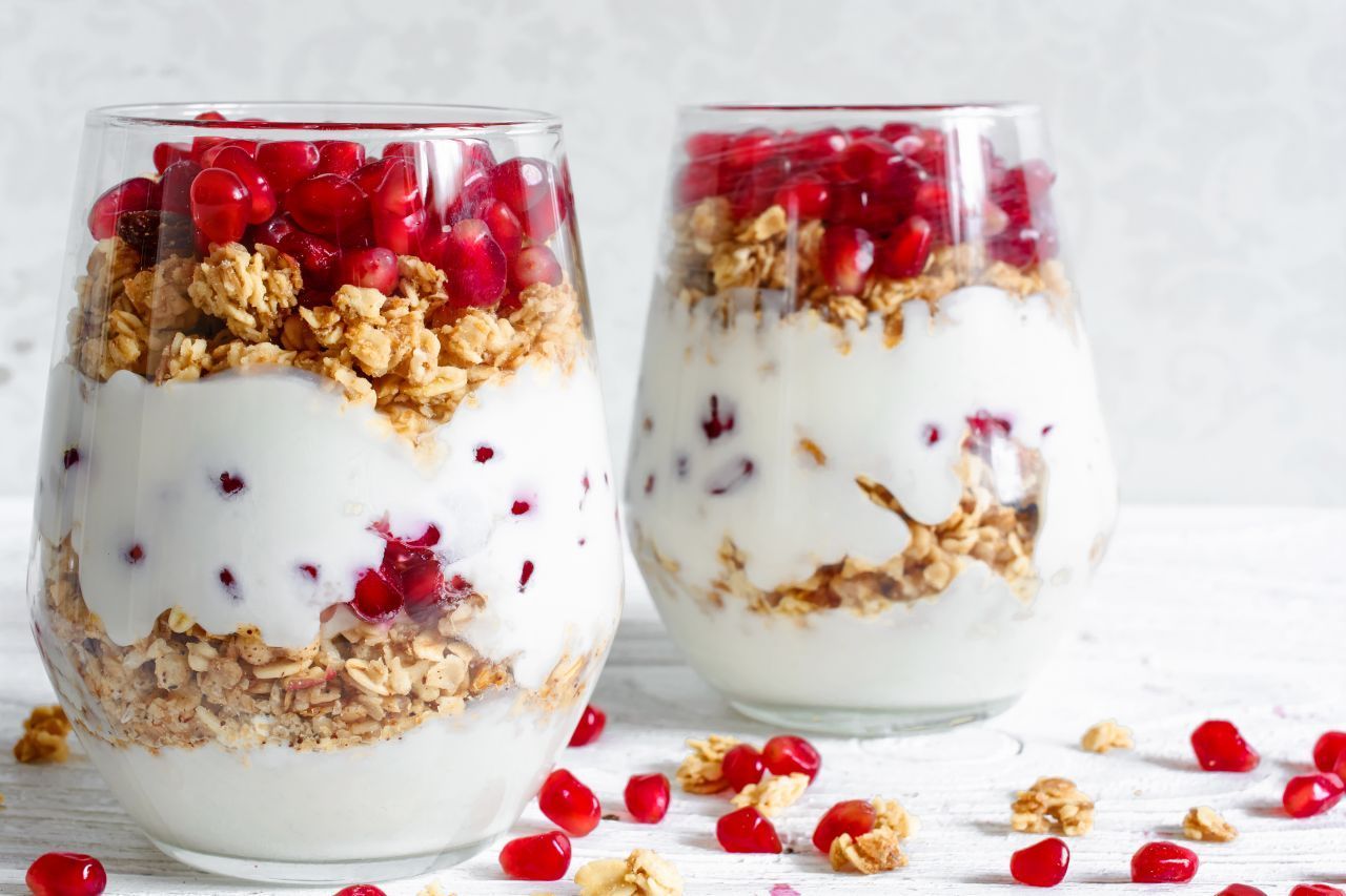 Und natürlich im Dessert: Wie wäre es mit einem Joghurt-Parfait mit Müsli und Granatapfel-Kernen?