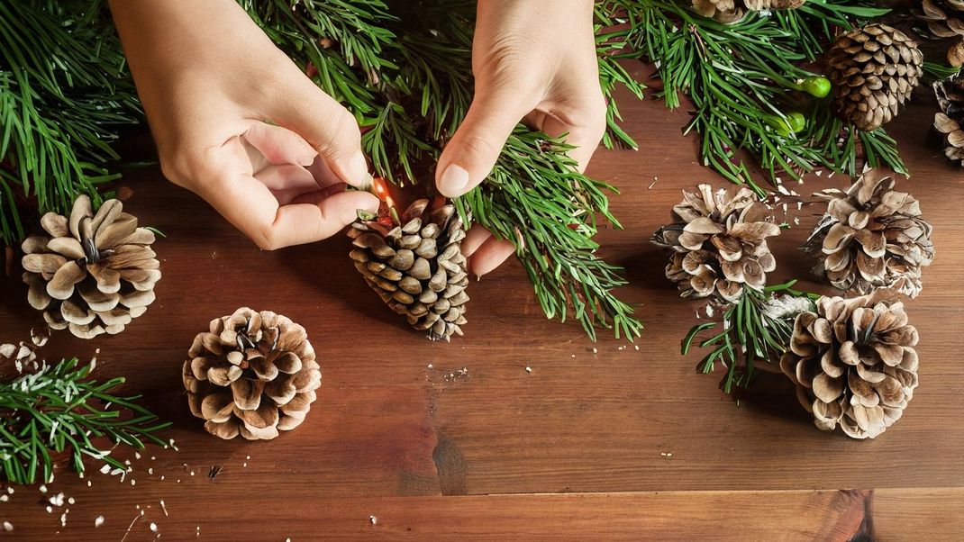 Günstig und nachhaltig: Naturmaterialien wie Tannenzapfen sind die perfekte Grundlage für DIY-Christbaumschmuck.