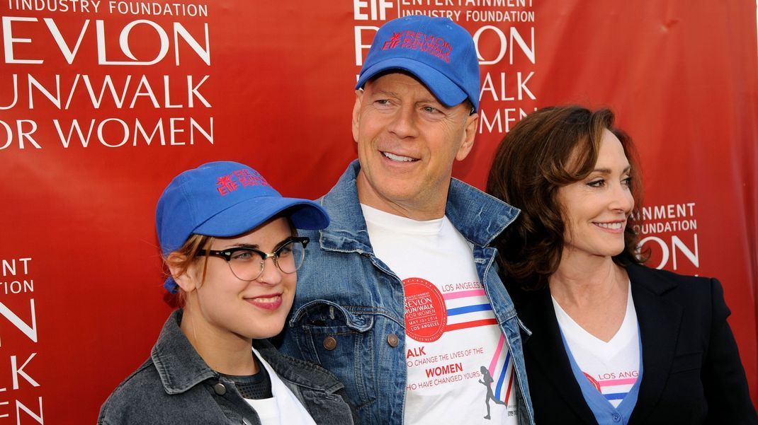 Ein Bild aus alten Tagen: Bruce Willis mit seiner Tochter Tallulah und Creator Lilly&nbsp;Tartikoff. Tallulah spricht jetzt öffentlich über ihren  demenzkranken Vater. Hier erfährst du mehr.