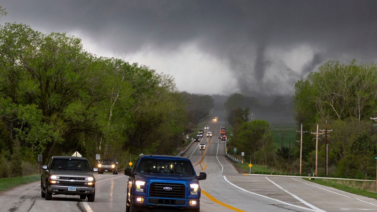 Ein Tornado bewegt sich in der Nähe der U.S. Route 275 in der Nähe des Platte River bei Omaha, Nebraska.