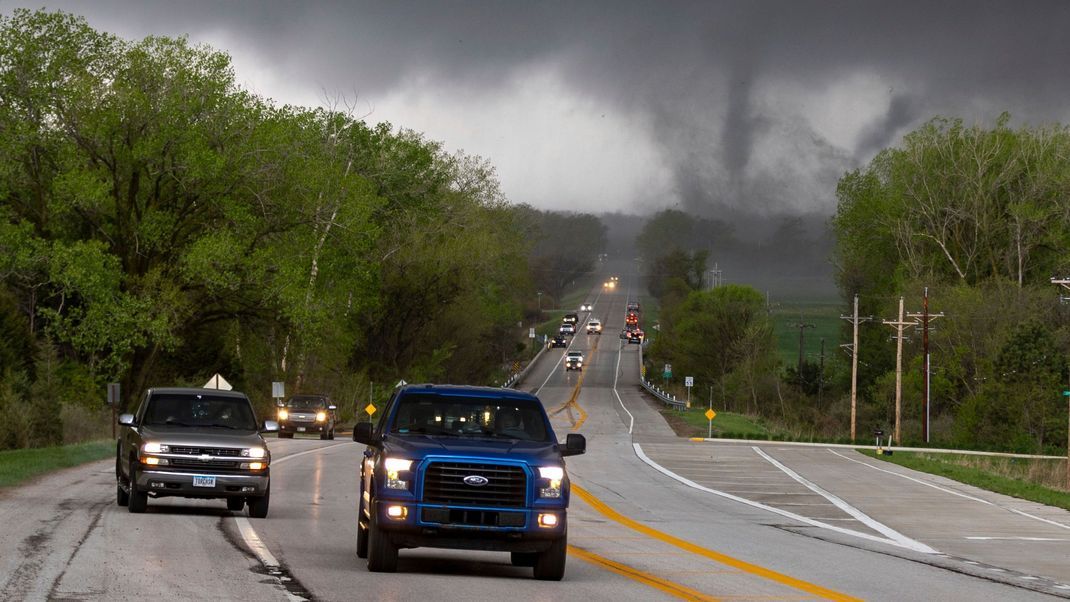 Ein Tornado bewegt sich in der Nähe der U.S. Route 275 in der Nähe des Platte River bei Omaha, Nebraska.