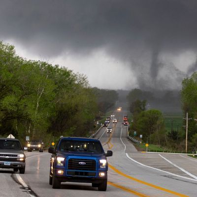 Ein Tornado bewegt sich in der Nähe der U.S. Route 275 in der Nähe des Platte River bei Omaha, Nebraska.