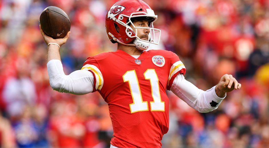 
                <strong>6. Alex Smith (Kansas City Chiefs)</strong><br>
                Zwei Siege, vier Niederlagen – die Playoff-Bilanz von Alex Smith ist alles andere als beeindruckend. Auch deshalb galt Smith vor dieser Saison mancherorts als Auslaufmodell bei den Chiefs. Doch mit einer furiosen Saison ist in Kansas City die Hoffnung groß, dass der Quarterback diesmal endlich auch seinen Postseason-Durchbruch feiert. Mit 26 Touchdowns und nur fünf Interceptions war Smith der effizienteste Quarterback der Saison. Gute Vorbedingungen also. Doch letztlich bleibt die Frage: Kann Smith seine finstere Playoff-Vergangenheit abschütteln oder bleibt doch alles wie es war?
              