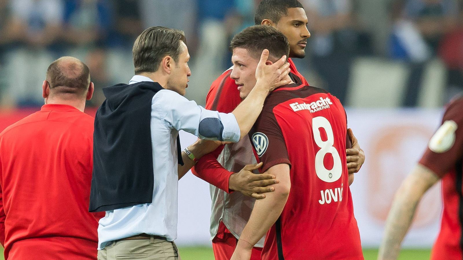 
                <strong>Niko Kovac ist Jovics Unterstützer</strong><br>
                An seinem Erfolg bei Eintracht Frankfurt hatte Trainer Niko Kovac einen großen Anteil. Nachdem der inzwischen 20-Jährige in Lissabon häufig zu lasch trainierte, forderte Kovac seinen Schützling und brachte ihn dazu, mehr zu laufen und mehr Defensivarbeit zu leisten. In der "Frankfurter Rundschau" sagte Jovic: "Ich habe Niko Kovac zu verdanken, dass ich jetzt den Erfolg habe. Er fordert das Maximum, und er holt das Maximum aus einem heraus." Auch der heutige Bayern-Coach schwärmt von seinem Youngster, speziell von seiner Abgeklärtheit vor dem Tor. Sein Kommentar "Das kannte ich vorher nur von Davor Suker". Zu seiner Zukunft sagt Kovac: "Sollte Lukas Entwicklung so weitergehen und er gesund bleiben, dann wird er ein richtig, richtig guter Spieler, der dem Klub noch einmal viel Geld einbringen kann." 
              