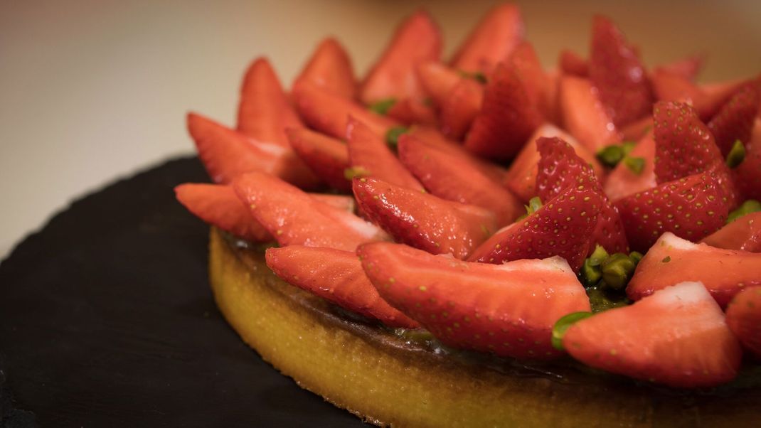 Mandel-Tarte mit Créme d’amande, Pistazien-Mousseline und frischen Erdbeeren
