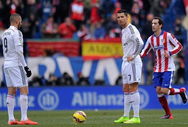 
                <strong>Blasse Superstars gegen frische Colchoneros</strong><br>
                Im Vicente-Calderon-Stadion trifft Real auf Atletico Madrid. Das Spiel entwickelt sich nicht gerade zugunsten von Cristiano Ronaldo: Der schmeißt am Abend die Party zu seinem 30. Geburtstag. Ob ihm dieses Spiel die Laune verdirbt?
              