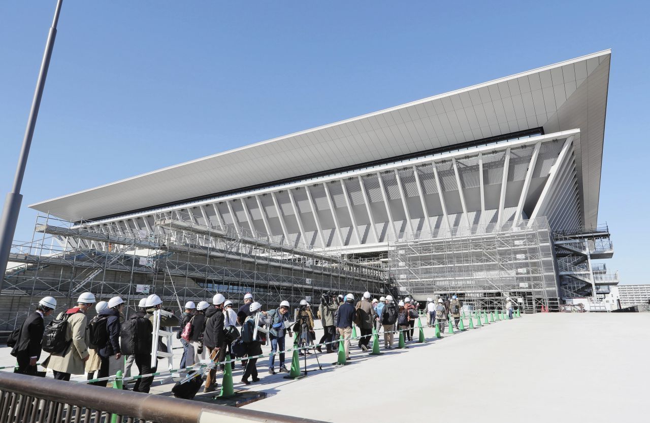 Tokyo Aquatics Centre: Die Olympia-Schwimmhalle wurde ebenfalls neu für die Spiele errichtet. Danach sollen hier vor allem nationale Wettbewerbe im Schwimmen, Synchronschwimmen und Wasserspringen stattfinden. Das 160 Meter lange und 130 Meter breite spektakuläre Dach wird von 4 Säulen getragen, die 37 Meter hoch sind.