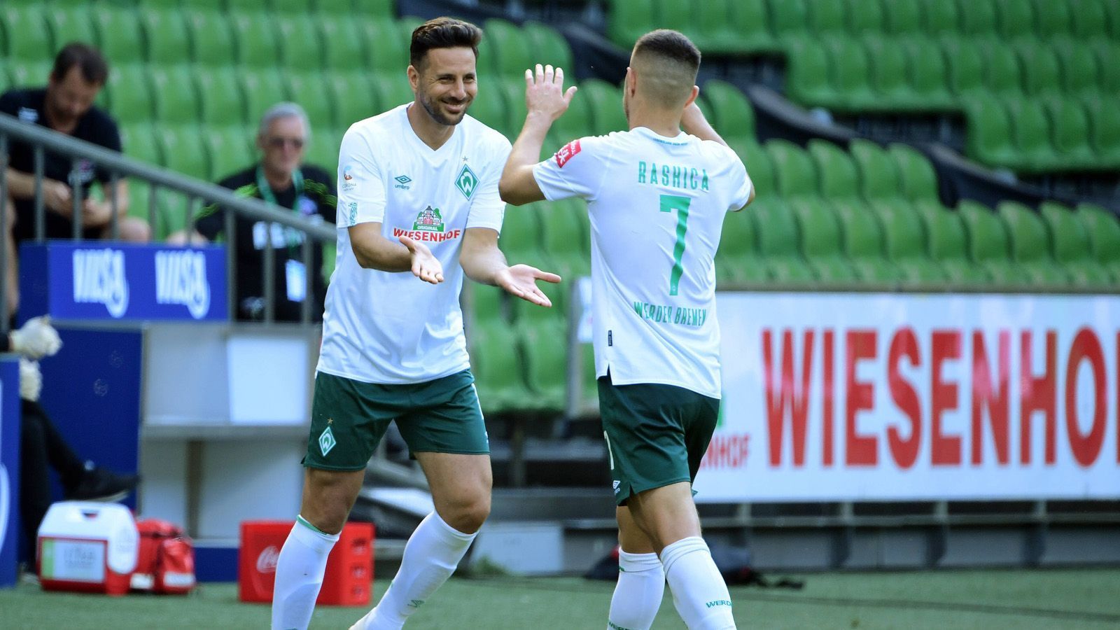 
                <strong>Es geht in die Verlängerung</strong><br>
                Wie die Zeit vergeht! 21 Jahre lang hat Claudio Pizarro Tore geschossen, Titel gewonnen und die Herzen der Fans - bei weitem nicht nur der seiner Klubs - erobert. Nach Saisonende tritt der Peruaner nun ab. Es ist ein Jammer, dass seine letzten Profispiele für Werder Bremen vor leeren Rängen ausgetragen werden müssen. So bleibt ihm ein würdevoller Abschied (vorerst) verwehrt. Doch immerhin geht die Saison in die Verlängerung. Nach dem 6:1 gegen Köln hat Werder die Relegation wider Erwarten noch erreicht. 
              