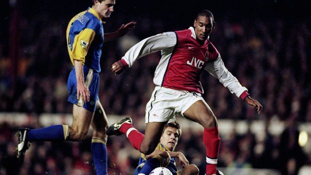 
                <strong>Nicolas Anelka</strong><br>
                Nicolas Anelka: Wenger holte den damals 17-Jährigen Anfang 1997 von Paris St. Germain auf die Insel und ebnete dem Angreifer damit eine große Karriere. Nach nur 76 Spielen und 26 Toren machten die "Gunners" im Sommer 1999 einen Super-Deal, verkauften Anelka für kolportierte 35 Millionen Euro an Real Madrid. Arsenal selbst zahlte anderthalb Jahre zuvor nicht mal eine Million Euro Ablöse. Nach weiteren Stationen wie Liverpool, Manchester City, Chelsea oder Fenerbahce beendete der nicht gerade pflegeleichte Anelka seine Karriere 2016 in Indien. Jetzt ist der 37-Jährige Berater bei Roda Kerkrade.
              