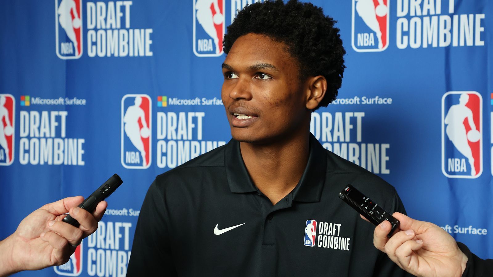 
                <strong>6. Pick: ORLANDO MAGIC Ausar Thompson (Guard/Forward, Overtime Elite, 30. Januar 2003) </strong><br>
                Stats 22/23: 16 Punkte, 6,1 Rebounds, 5,1 Assists, 2,2 Steals, Quoten: 45/28/65 (27 Spiele)Orlando darf Stand jetzt als einziges Team zweimal in der Lottery picken. Zunächst schnappen sich die Magic den "zweiten" Thompson-Zwilling, der Berichten zufolge allerdings überall zwischen Position fünf und elf landen könnte. Ähnlich wie sein Bruder ist Ausar ein Top-Athlet mit gutem Spielgefühl und starken defensiven Anlagen, der in der NBA vom ersten Tag an einen positiven Impact haben könnte. Auch er muss aber zwingend noch viel Arbeit in den Wurf stecken. Das wäre insbesondere in Orlando der Fall, wenn die Magic im Backcourt weiter mit Markelle Fultz und Jalen Suggs kalkulieren.
              