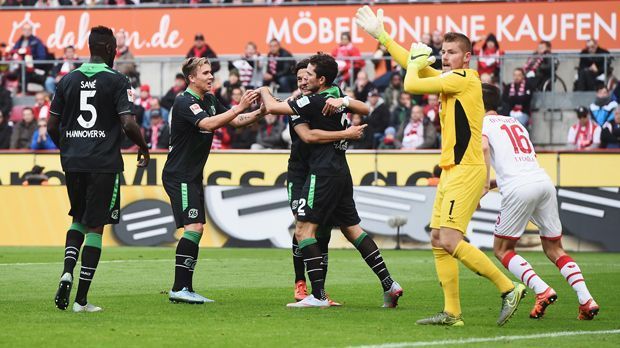 
                <strong>Leon Andreasen</strong><br>
                Leon Andreasen: Durch ein ganz klares Handtor verlor der 1. FC Köln am neunten Spieltag gegen Hannover 96 mit 0:1. Aus rund drei Metern schlug Hannovers Andreasen den Ball mit dem rechten Arm über die Linie. Im Gegensatz zu den meisten der 48.700 Zuschauer übersahen Schiedsrichter Bastian Dankert und seine Assistenten jedoch das Handspiel. Kölns Trainer Peter Stöger hielt demonstrativ seine Brille in Richtung Spielfeld - ganz so, als wollte er sie Dankert anbieten. Für Andreasen blieb die Szene aber ohne Folgen, der DFB-Kontrollausschuss bestrafte den Dänen im Nachhinein nicht mehr.
              