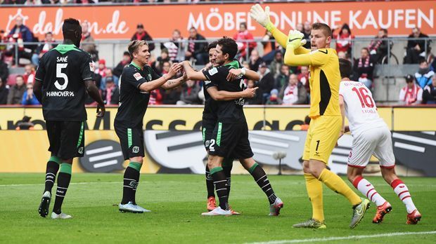 
                <strong>Leon Andreasen</strong><br>
                Leon Andreasen: Durch ein ganz klares Handtor verlor der 1. FC Köln am neunten Spieltag gegen Hannover 96 mit 0:1. Aus rund drei Metern schlug Hannovers Andreasen den Ball mit dem rechten Arm über die Linie. Im Gegensatz zu den meisten der 48.700 Zuschauer übersahen Schiedsrichter Bastian Dankert und seine Assistenten jedoch das Handspiel. Kölns Trainer Peter Stöger hielt demonstrativ seine Brille in Richtung Spielfeld - ganz so, als wollte er sie Dankert anbieten. Für Andreasen blieb die Szene aber ohne Folgen, der DFB-Kontrollausschuss bestrafte den Dänen im Nachhinein nicht mehr.
              