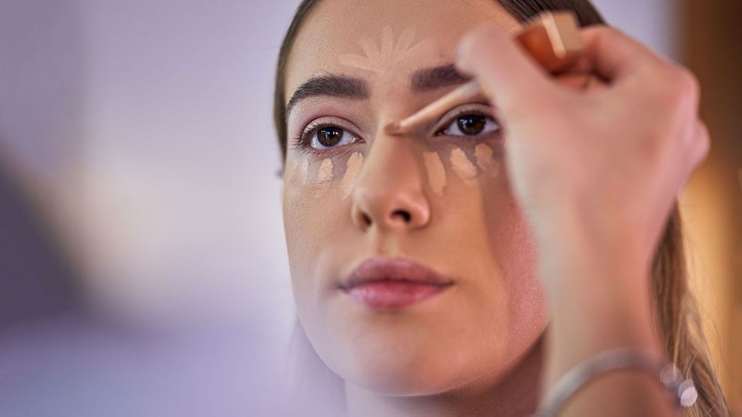 Step-by-step Anleitung zum TikTok Make-up Trend: Gesichtsreinigung, Konturieren, Highlights setzen und Foundation auftragen – hier findet ihr die Beauty-Hacks!   