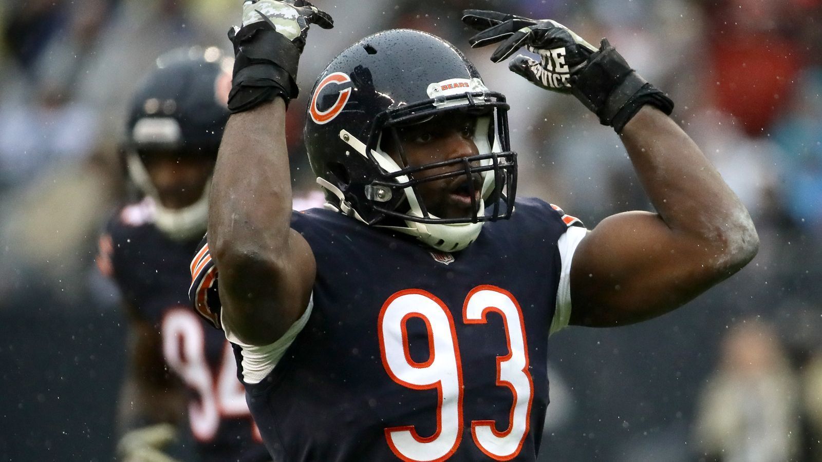 
                <strong>Sam Acho</strong><br>
                Sam Acho ist einer der großen Edebali-Konkurrenten im Kampf um Spielzeit. In sein achtes NFL-Jahr geht er als voraussichtlicher Rotationsspieler und Mann für die Special Teams. Innerhalb der Mannschaft genießt er als Bears-Repräsentant der Spielergewerkschaft NFLPA hohes Ansehen - auch, weil er sich zum Hymnenprotest deutlich für die protestierenden Spieler ausgesprochen hat. In der vergangenen Saison kam er vor allem nach dem verletzungsbedingten Aus von Floyd und McPhee zu Einsatzzeiten. ran-Prognose: Acho ist der Konkurrent für Edebali um den Cut und um Spielzeit. Da Edebali viel in den Special Teams zum Einsatz kam, könnte es sein Plus sein.
              