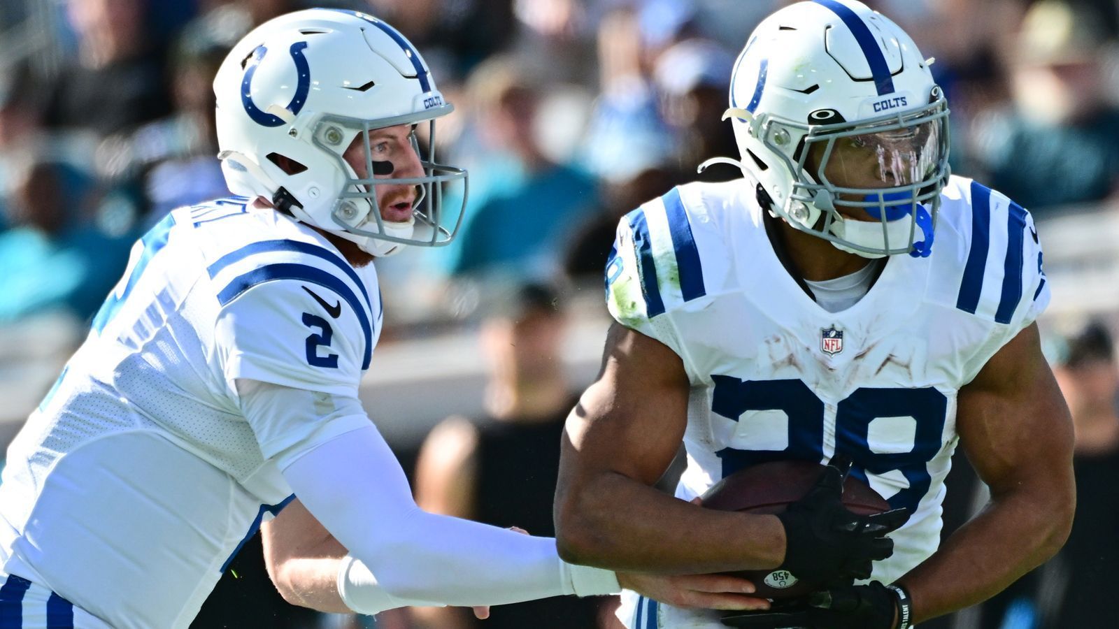 
                <strong>Die Colts führen am häufigsten - und verpassen die Playoffs?!</strong><br>
                Die Indianapolis Colts lagen in dieser Saison häufig in Führung. Ganze 562 Minuten hatten Wentz und Co. mehr Punkte auf dem Scoreboard als der Gegner. Zum Vergleich: Bei den Green Bay Packers sind es 521 Minuten und bei den Tennessee Titans nur 490. Trotzdem sind die Packers und Titans auf den ersten Seeds. Und die Colts? Die warfen die Teilnahme an der Postseason im letzten Spiel gegen die Jacksonville Jaguars weg. In dem Spiel lag man übrigens keine einzige Minute in Führung. 
              