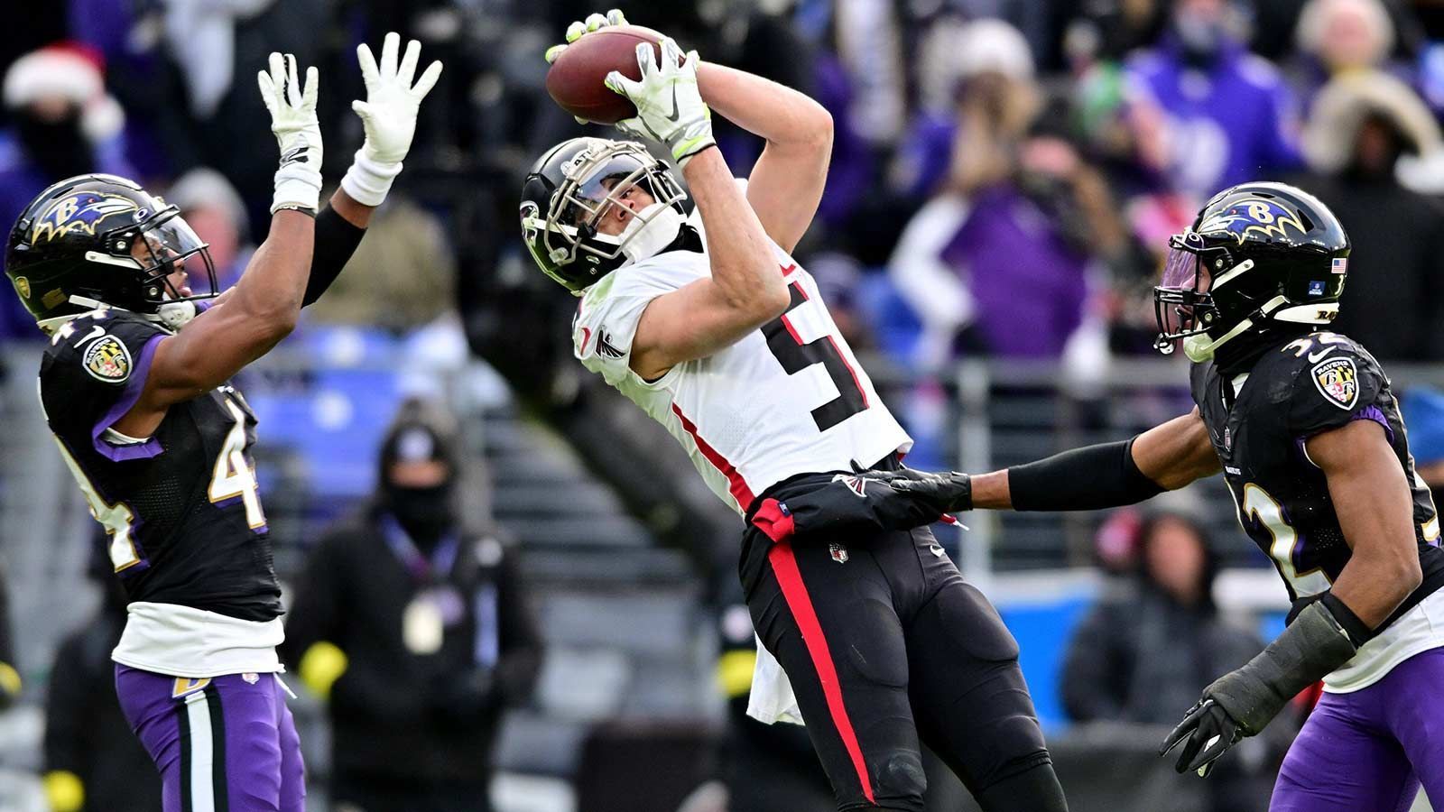 
                <strong>Atlanta Falcons - Drake London, WR</strong><br>
                Obwohl Drake London in seiner Rookie-Saison wirklich nicht von besonders guten Leistungen seines Quarterbacks profitierte, legte er beachtliche Zahlen auf. Er fing 72 Pässe für 866 Yards und vier Touchdowns, wobei er im Durchschnitt noch für über drei Yards an zusätzlichem Raumgewinn sorgte, nachdem er den Ball gefangen hatte. Mit welcher Sicherheit der ehemalige USC Trojan die Anspiele seiner Spielmacher aus der Luft pflückt, zeigt seine Drop-Rate von nur 3,4 Prozent, mit der er absolute Superstars wie Davante Adams oder Stefon Diggs aussticht. In der jungen Offensive der Atlanta Falcons dürfte London sich weiter gut entwickeln.Honorable Mentions: Running Back Bijan Robinson, Running Back Tyler Allgeier
              