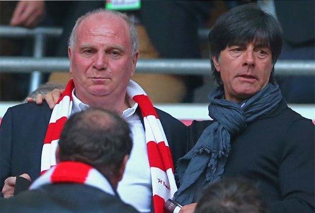
                <strong>Gute Bekannte</strong><br>
                Natürlich lässt sich Ex-Bayern-Präsident Uli Hoeneß das "Schmankerl" nicht entgehen. Auch Bundestrainer Joachim Löw gesellt sich dazu, um das Duell der Bundesliga-Rivalen mitzuerleben.
              