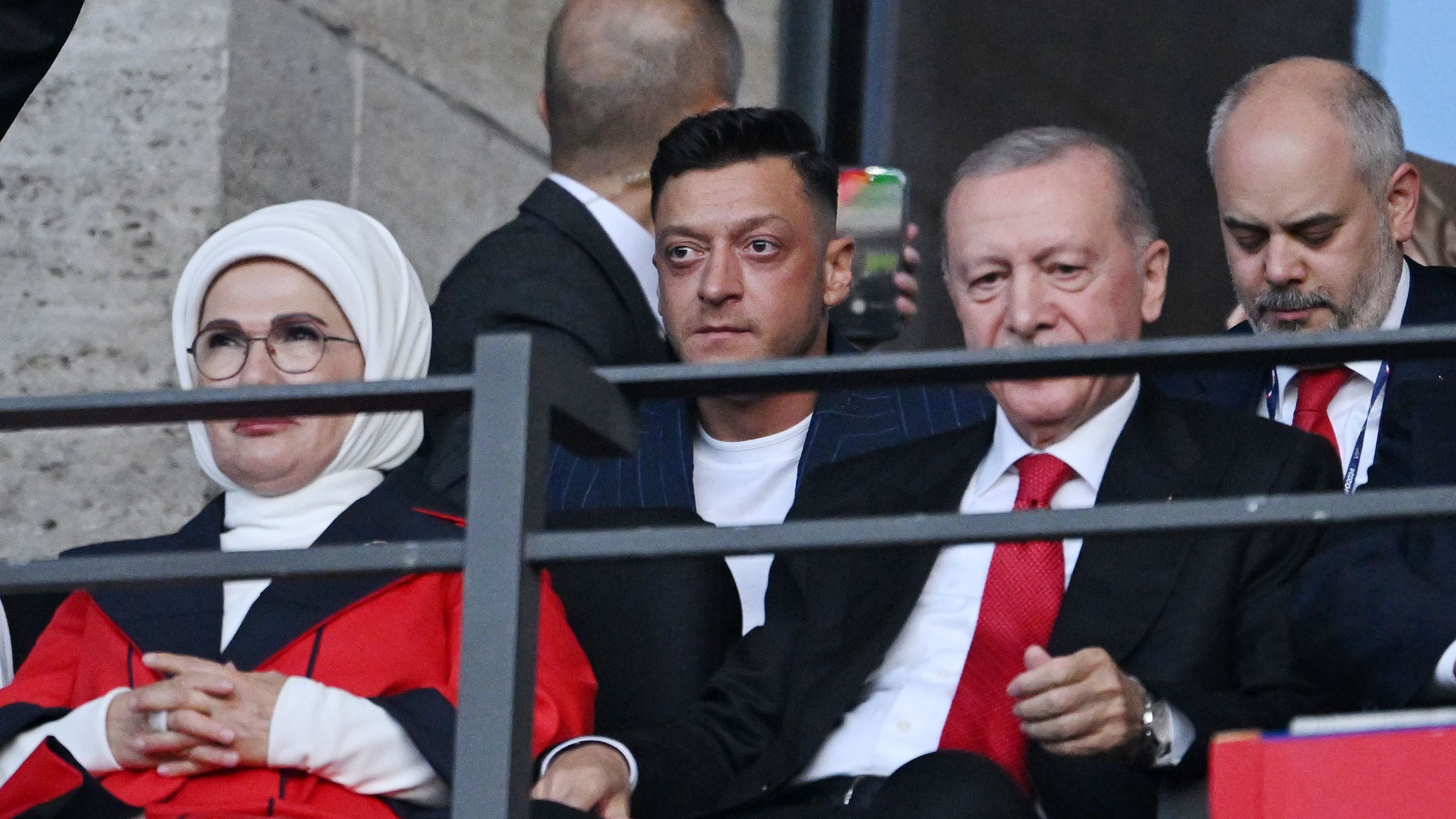 <strong>Özil wieder mit Wolfsgruß-Posting - wirre Gaza-Anspielung</strong><br>...&nbsp; dessen Zeigen Türkei-Star Merih Demiral zuletzt gesperrt wurde.&nbsp; Der Gruß ist Erkennungszeichen türkischer Nationalisten. Beim Niederlande-Spiel zeigten dann tausende türkische Fans provokativ den Wolfsgruß. Özil postete ein Demiral-Bild, auf dem dieser den Wolfsgruß zeigt. Beim Spiel saß er in der Loge von Türkeis Präsident Recep Tayyip Erdogan.