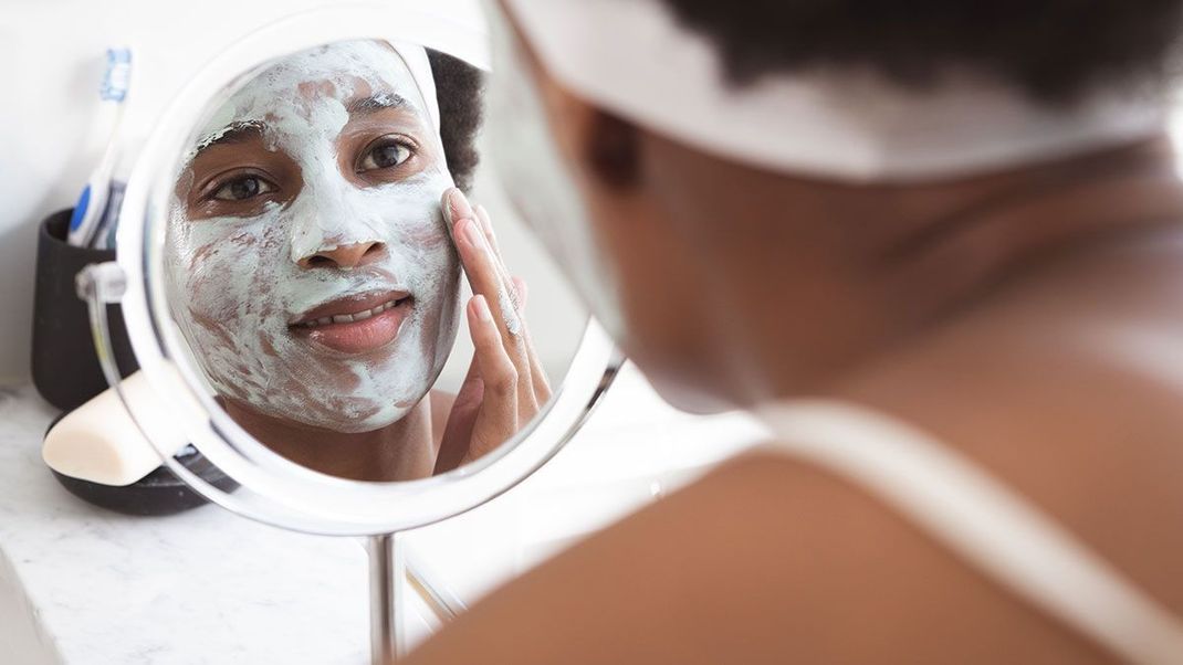 Peelings, Gesichtsmasken und -Pflege – wir verraten euch die besten Tipps und Tricks für einen entspannten Beauty Home Spa Day.