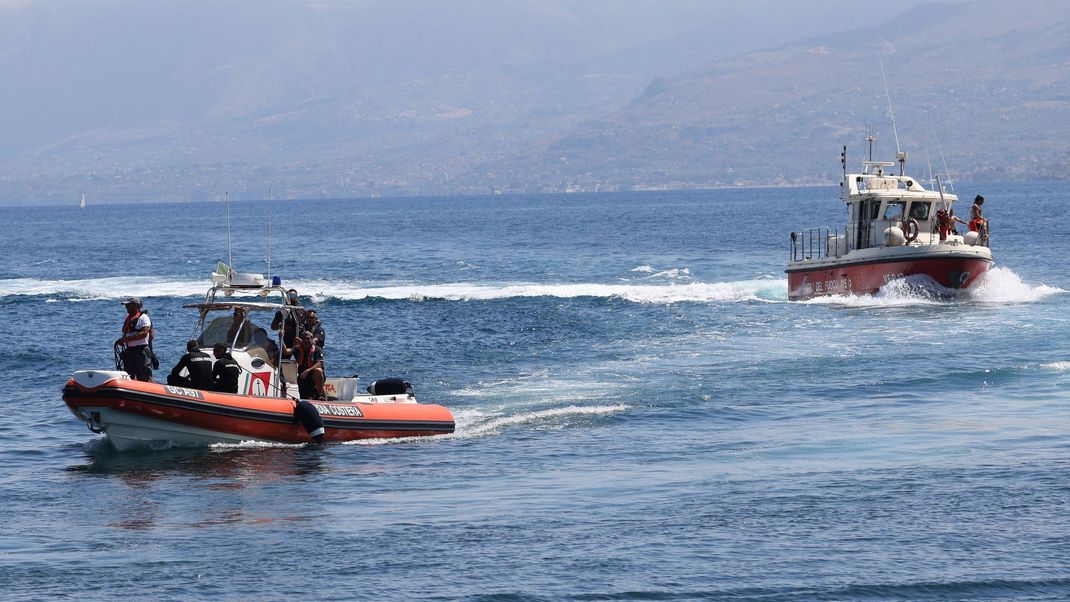 Die Rettungsboote konnten nur noch die Leichen der Vermissten bergen - jetzt wird gegen den Kapitän des gesunkenen Schiffes ermittelt.