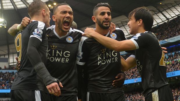 
                <strong>Leicester City - Die 32-Millionen-Euro-Elf</strong><br>
                Leicester City ist das Überraschtungsteam im europäischen Fußball! Das Team aus den East Midlands lehrt die Premier League das Fürchten und spielt dabei häufig mit derselben Aufstellung. Die elf Stammspieler kosteten den Klub insgesamt rund 32 Millionen Euro Ablöse. Trotz dieser verhältnismäßig günstigen Mannschaft stehen die "Foxes" auf dem ersten Platz der Premier League. Und das ist die eingespielte und eingekaufte Formation: Schmeichel (1,7 Mio. Ablöse) - Simpson (2,5 Mio.), Morgan (1 Mio.), Huth (4,2 Mio.), Fuchs (ablösefrei) - Mahrez (0,5 Mio), Kante (9 Mio.), Drinkwater (0,9 Mio.), Albrighton (ablösefrei) - Vardy (1,2 Mio.), Okazaki (11 Mio.). Insgesamte Ablösesume: Rund 32 Millionen Euro. 
              