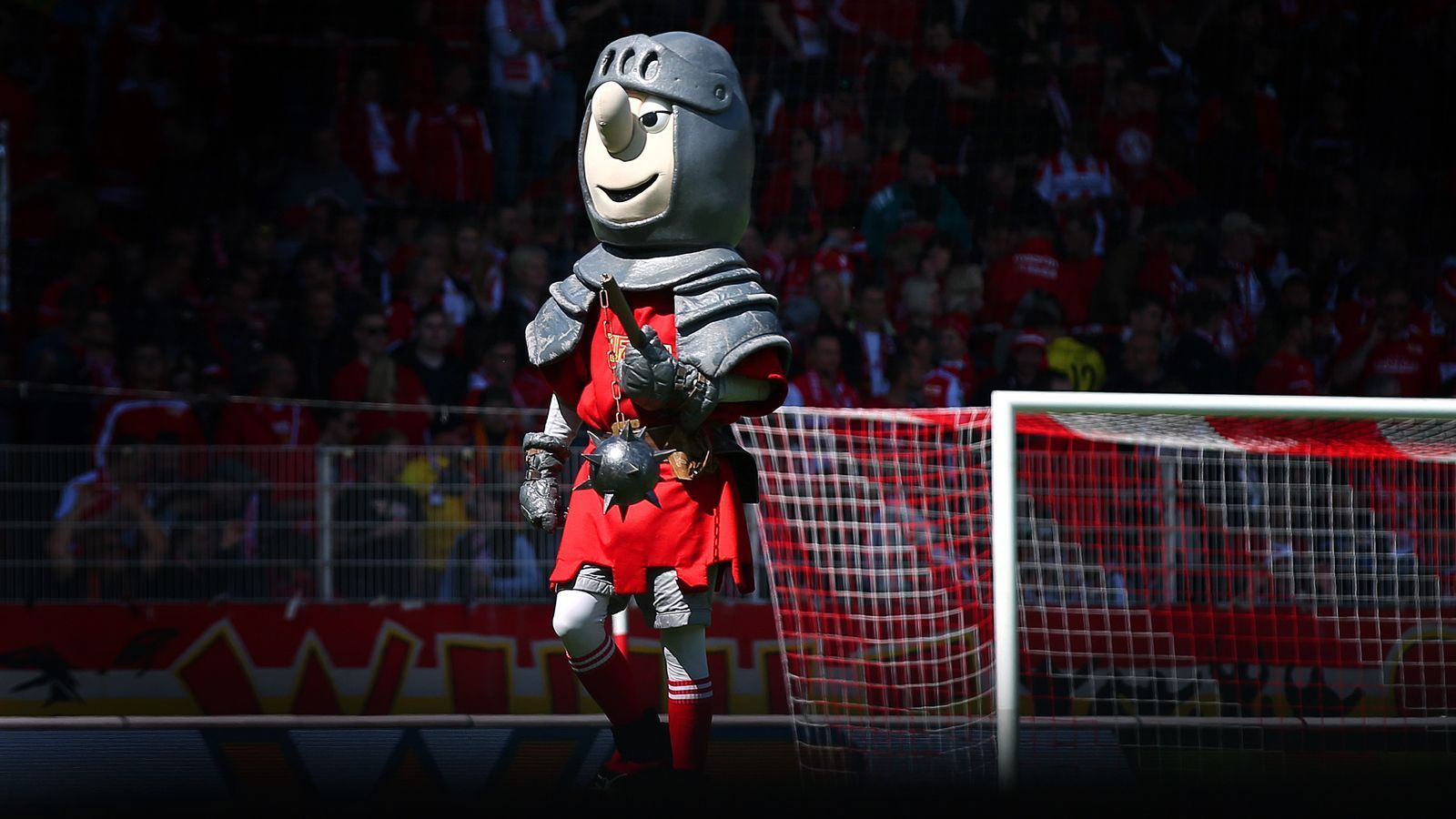 <strong>Platz 5: 1. FC Union Berlin - Ritter Keule</strong><br>
                Ein Ritter in stählener Rüstung als Zeichen der "Eisernen". Aber irgendwie passt ein Mann des Adels nicht zum Arbeiter-Klub aus Köpenick, Ritter Keule ist einfach ein Tick zu fein für die Stehplatz-Tribüne.