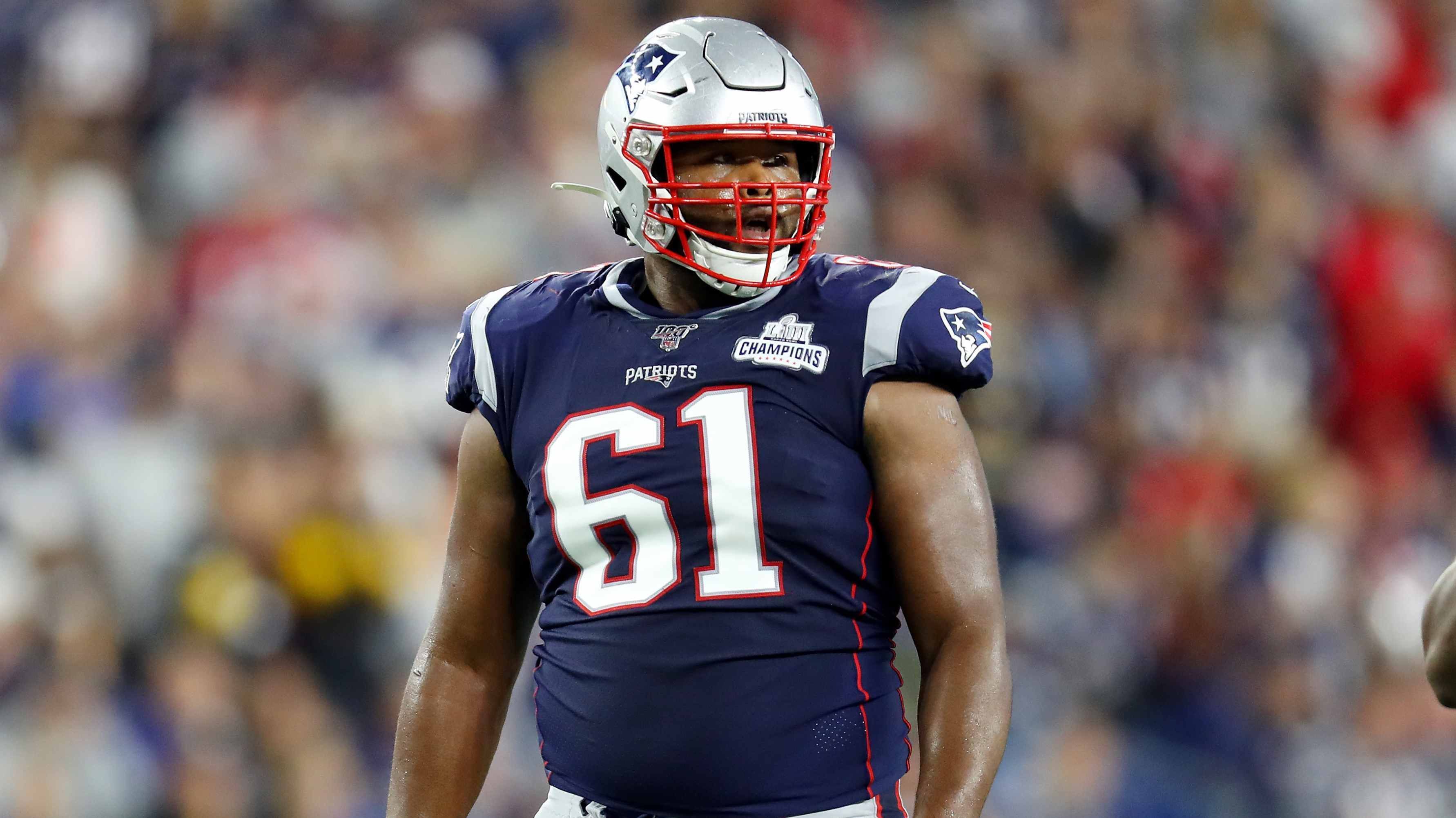 
                <strong>Marcus Cannon (New England Patriots) </strong><br>
                Auch auf der offensiven Seite dürfen sich die Patriots auf einen Rückkehrer freuen. Mit Marcus Cannon steht zur kommenden Saison der startende Right Tackle wieder zur Verfügung. Er gewann ebenfalls schon drei mal den Super Bowl mit New England und schaffte es 2016 sogar ins All Pro Team. Obwohl noch nicht geklärt ist, wer in der kommenden Saison der Patriots-Quarterback sein wird, sollte Cannon zur Stabilisierung der in der abgelaufenen Saison wackeligen Offensive Line beitragen. Der Vertrag des 32-Jährigen wäre ursprünglich nach der Saison 2020 ausgelaufen, doch durch sein Aussetzen erhält er das Gehalt erst in der kommenden Spielzeit. 
              