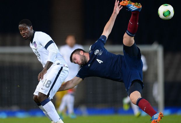 
                <strong>Schottland (zwei EM-Teilnahmen)</strong><br>
                Die Schotten um Grant Hanley (r., hier gegen den US-Amerikaner Eddie Johnson) sollten nicht den Boden unter den Füßen verlieren. Nur 1992 und 1996 gelang der Sprung zu einer Europameisterschaft. Die K.o.-Runde war für die "Bravehearts" jedoch stets außer Reichweite.
              