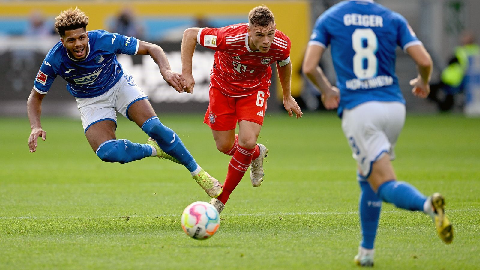 
                <strong>Joshua Kimmich</strong><br>
                Der Bayern-Kapitän in Vertretung von Manuel Neuer spielt unauffällig, aber ist mitunter bei Schlüsselszenen wertvoll. Vor dem Treffer zum 2:0 sorgt er mit einer Grätsche, bei der er einen Pass von Nsoki zu Goretzka ablenkt, für eine wichtige Balleroberung. ran-Note: 3
              