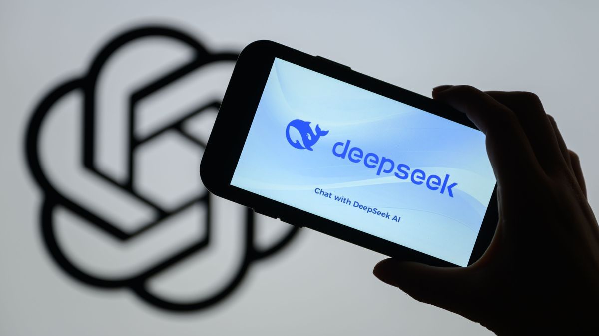 Das Logo des chinesischen KI-Start-ups DeepSeek vor dem Logo von ChatGPT