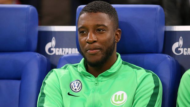 
                <strong>Zentrales Mittelfeld - Riechedly Bazoer (VfL Wolfsburg)</strong><br>
                Vor einem Jahr soll der VfL Wolfsburg kolportierte zwölf Millionen Euro Ablöse für Riechedly Bazoer bezahlt haben - so richtig angekommen ist der Niederländer bei den Niedersachsen aber nie. Zu Saisonbeginn durfte der 21-Jährige unter Landsmann Andries Jonker noch ein paar Mal ran, doch unter Nachfolger Martin Schmidt bekommt der Mittelfeldspieler kaum zum Zug. So stehen für Bazoer nach der Hinrunde nur fünf Einsätze zu Buche. Trotz der schwierigen Situation zeigte sich Bruder und Berater Irchandly Bazoer im Oktober im Gespräch mit dem "Kicker" geduldig. "Ein Abschied ist überhaupt kein Thema. Richedly muss aus dieser schwierigen Situation für seine Karriere lernen, geduldig und hungrig sein und seine Chance nutzen, wenn sie kommt."
              