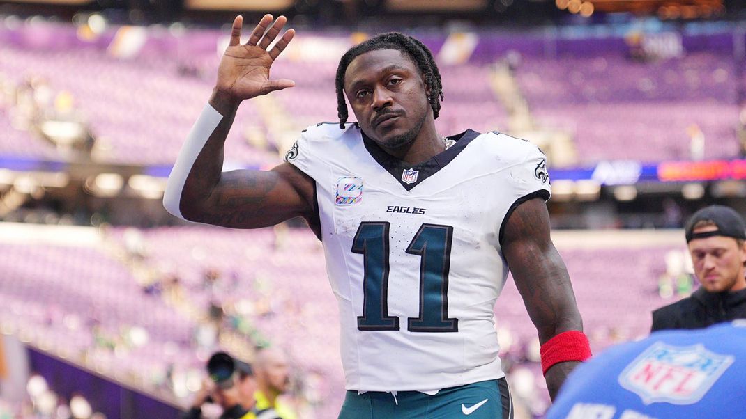 NFL, American Football Herren, USA Philadelphia Eagles at Minnesota Vikings Oct 19, 2025 Minneapolis, Minnesota, USA Philadelphia Eagles wide receiver A.J. Brown 11 waves to the fans after the game against the Minnesota Vikings at U.S. Bank Stadium. Minneapolis U.S. Bank Stadium Minnesota USA, EDITORIAL USE ONLY PUBLICATIONxINxGERxSUIxAUTxONLY Copyright: xBradxRempelx 20251019_tdc_ai9_437
