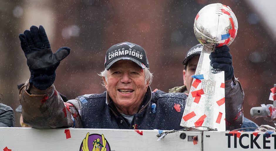 
                <strong>New England Patriots Super-Bowl-Parade</strong><br>
                Auch Patriots-Besitzer Robert Kraft zeigt sich den Fans. Seit 1994 ist er das Oberhaupt von New Englands Football-Familie.
              