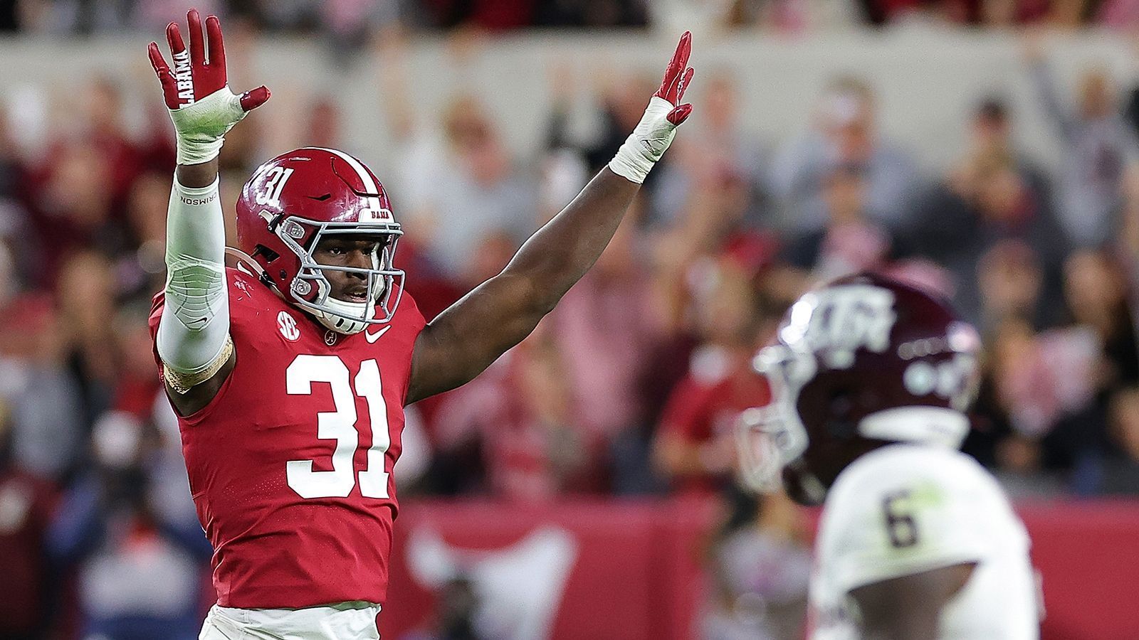 
                <strong>Platz 1: Will Anderson Jr. (Alabama Crimson Tide)</strong><br>
                Will Anderson Jr. zählt seit Jahren zu den besten Pass Rushern im College-Football. Insgesamt kommt er in seiner Karriere auf 34,5 Sacks. Der Youngster ist kompakt gebaut und kann aus dieser Kompaktheit Kraft generieren. Seine Athletik ist die größte Trumpfkarte. Er kann wie ein Flummi schnell und agil um Offensive Liner herumspringen und nutzt diese Fähigkeit sowohl in der Laufverteidigung als auch auf Quarterback-Jagd, um Highlight-Spielzüge abzuliefern. 
              