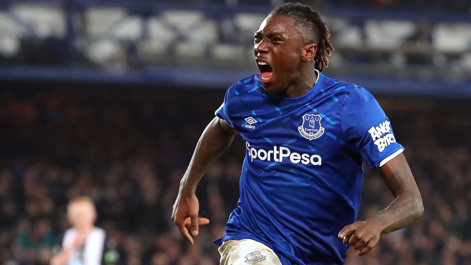 
                <strong>Moise Kean</strong><br>
                Everton-Coach Carlo Ancelotti muss seinem jungen Landsmann und Stürmer Moise Kean wohl mal die Leviten lesen. Der 20-Jährige feierte in seinem Haus ebenfalls eine Corona-Party, inklusive leicht bekleideter Damen und Lapdance-Einlagen. Nachdem Kean ein Video der Feierlichkeiten in einer privaten Gruppe auf Snapchat veröffentlichte, kursierte der Clip kurz später natürlich schon in sämtlichen sozialen Medien und so bekam auch Keans Klub Wind von der verbotenen Corona-Party. "Everton ist entsetzt, von einem Vorfall zu erfahren, bei dem ein Spieler der ersten Mannschaft die Richtlinien der Regierung und der Vereinspolitik im Zusammenhang mit der Coronakrise ignoriert hat", hieß es in einer Stellungnahme des Premier-League-Klubs aus Liverpool. 
              