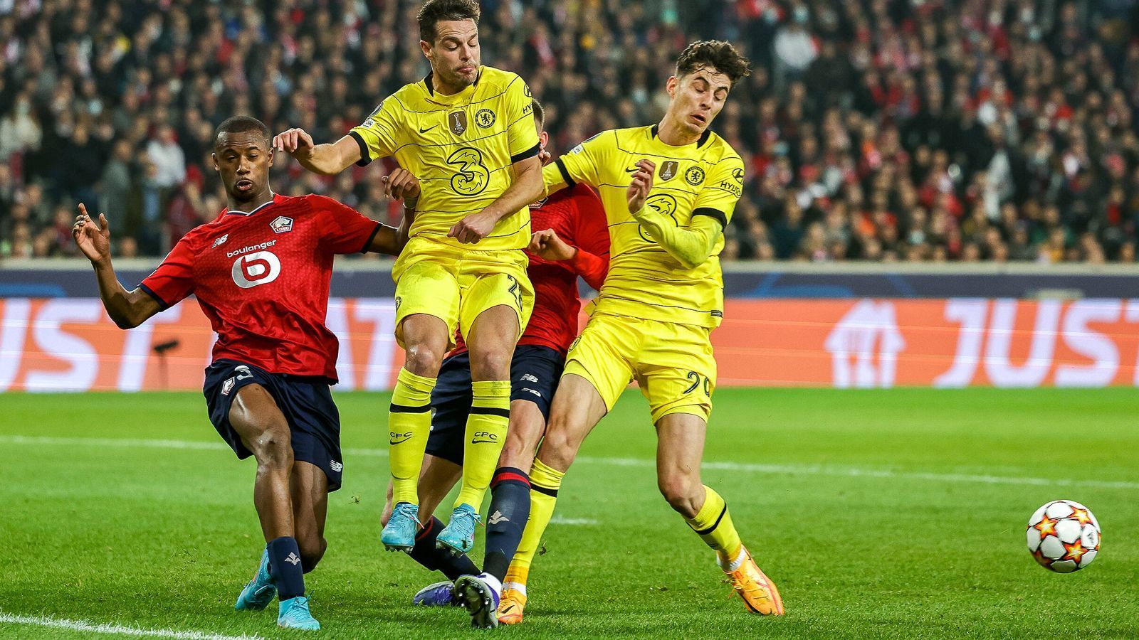 
                <strong>Kai Havertz</strong><br>
                Havertz wurde acht Minuten vor Schluss ausgewechselt. Auch wenn der 22-Jährige keinen spektakulären Abend erlebte, dürfte Tuchel mit der Art und Weise, wie Havertz für das Team rackerte und die Verteidiger immer wieder anlief, sehr zufrieden gewesen sein.
              