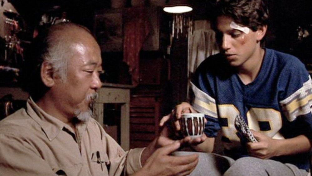 
                <strong>San Diego/Los Angeles Chargers - Daniel LaRusso ("Karate Kid")</strong><br>
                In einem Ausschnitt aus Karate Kid trägt Hauptfigur Daniel LaRusso ein altes Trikot der San Diego Chargers. Die Nummer 89 gehörte damals Wide Receiver Wes Chandler, der viermal am Pro Bowl teilnahm. Dass es sich dabei nicht um einen Zufall handelt, bestätigte auch die offizielle Facebook-Seite der Filmserie, die ein Bild Chandlers teilte und den Zusammenhang zum Spielfilm herstellte.
              