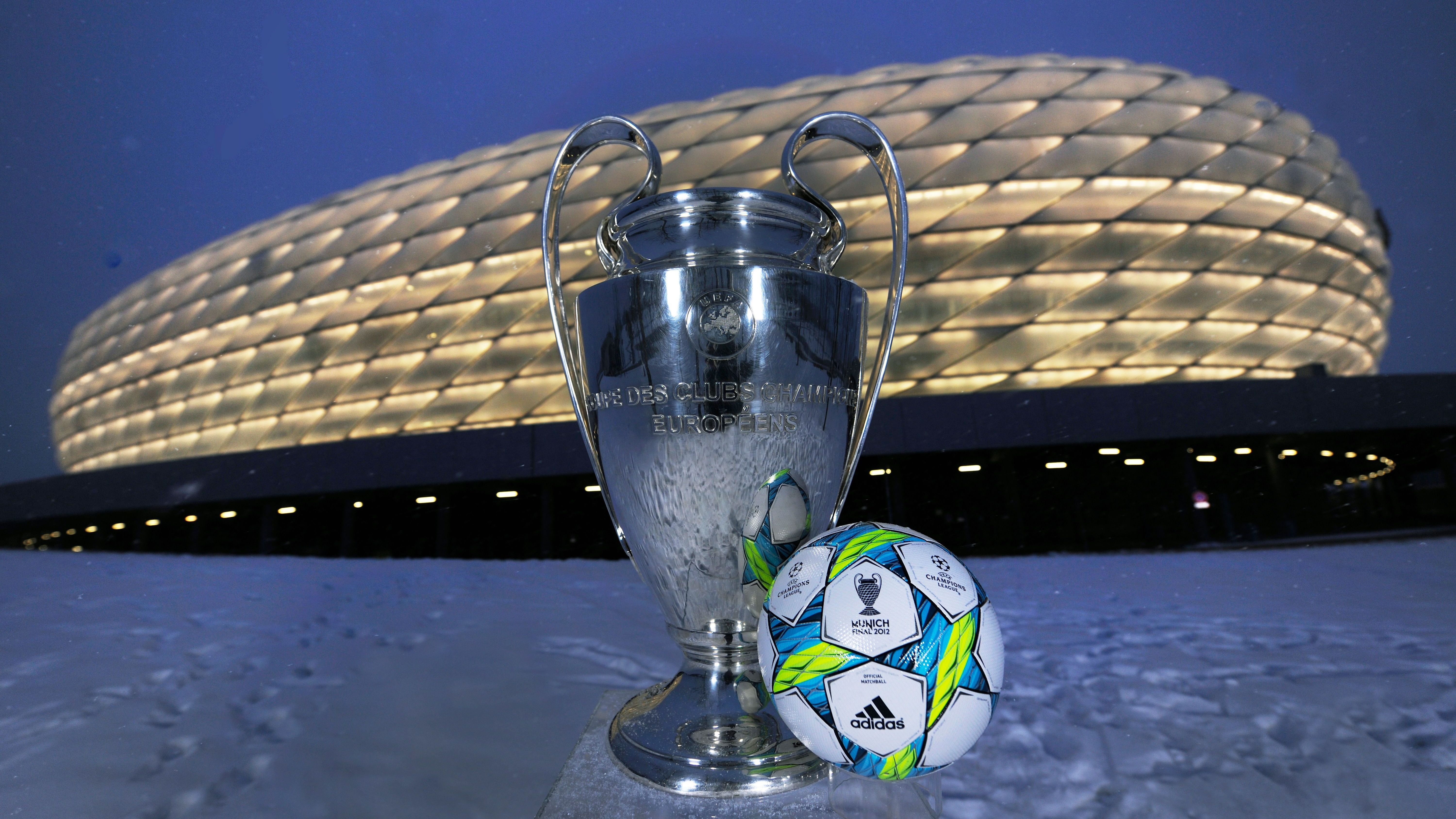 <strong>Saison 2011/12</strong><br>Für das Finale in München wurden die Sterne mit einem Allianz-Arena-Design geschmückt.