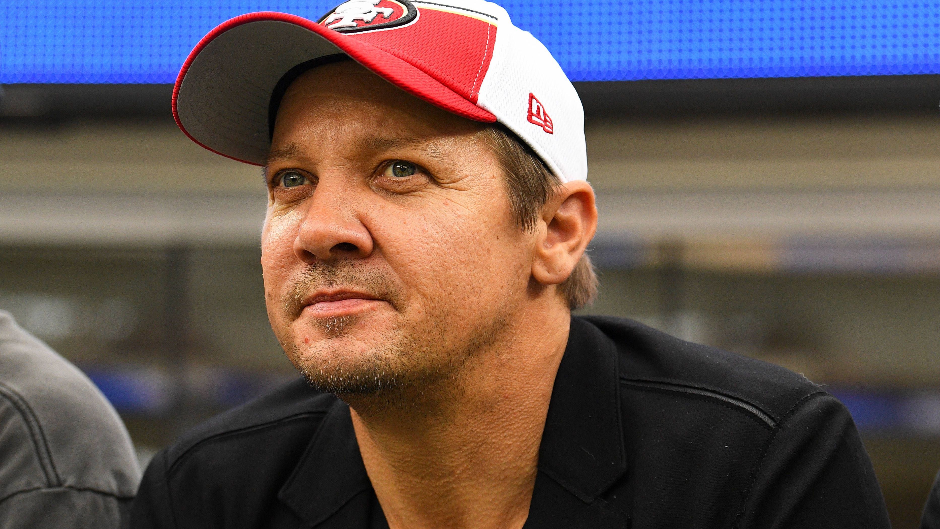 <strong>Jeremy Renner (San Francisco 49ers)</strong><br>Die Chiefs haben vielleicht Superman, aber die 49ers haben Hawkeye! Jeremy Renner, der den Marvel-Superhelden verkörpert, ist ein lebenslanger Fan der 49ers und plant, den Super Bowl 58 zu besuchen. "Es ist eine sehr gute Chance für uns und wir haben einen großartigen Kader und sind gesund. Anders als im letzten Jahr, als alles für uns zusammenbrach, was herzzerreißend war", sagte der gebürtige Kalifornier.