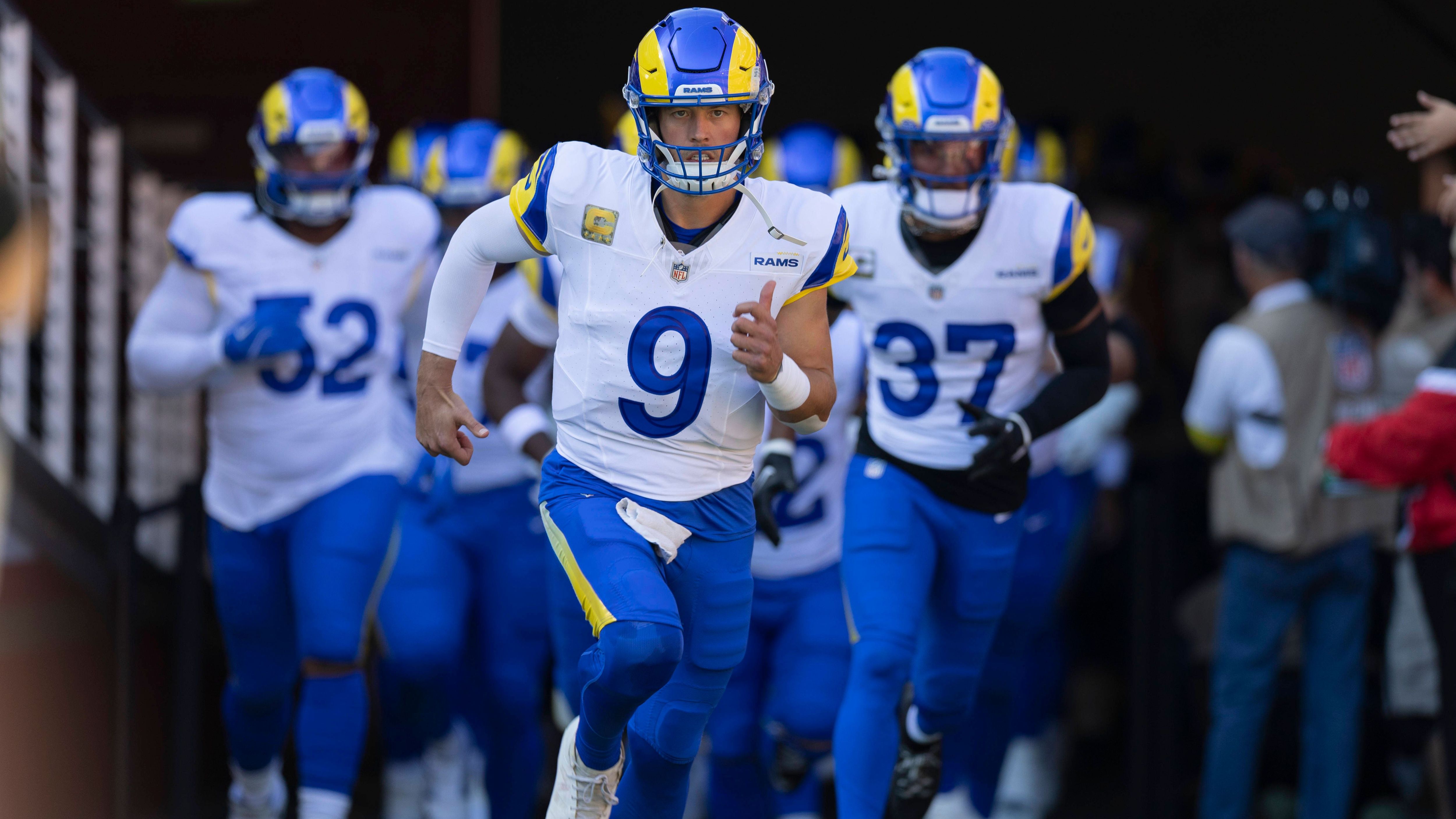 <strong>Platz 1: Matthew Stafford (Los Angeles Rams)</strong><br>Womöglich spielt Matthew Stafford in der Form seines Lebens. Gegen die San Francisco 49ers warf er zum dritten Mal nacheinander mindestens vier Touchdown-Pässe, über drei Partien sind es nun sagenhafte 13. Insgesamt steht sein Zähler bei 25 Scores durch die Luft - bei nur zwei Interceptions aus den ersten Saisonwochen. Nach aktuellem Stand geht der MVP-Titel nur über den Routinier, über dessen Karriereende im Sommer bereits spekuliert wurde.