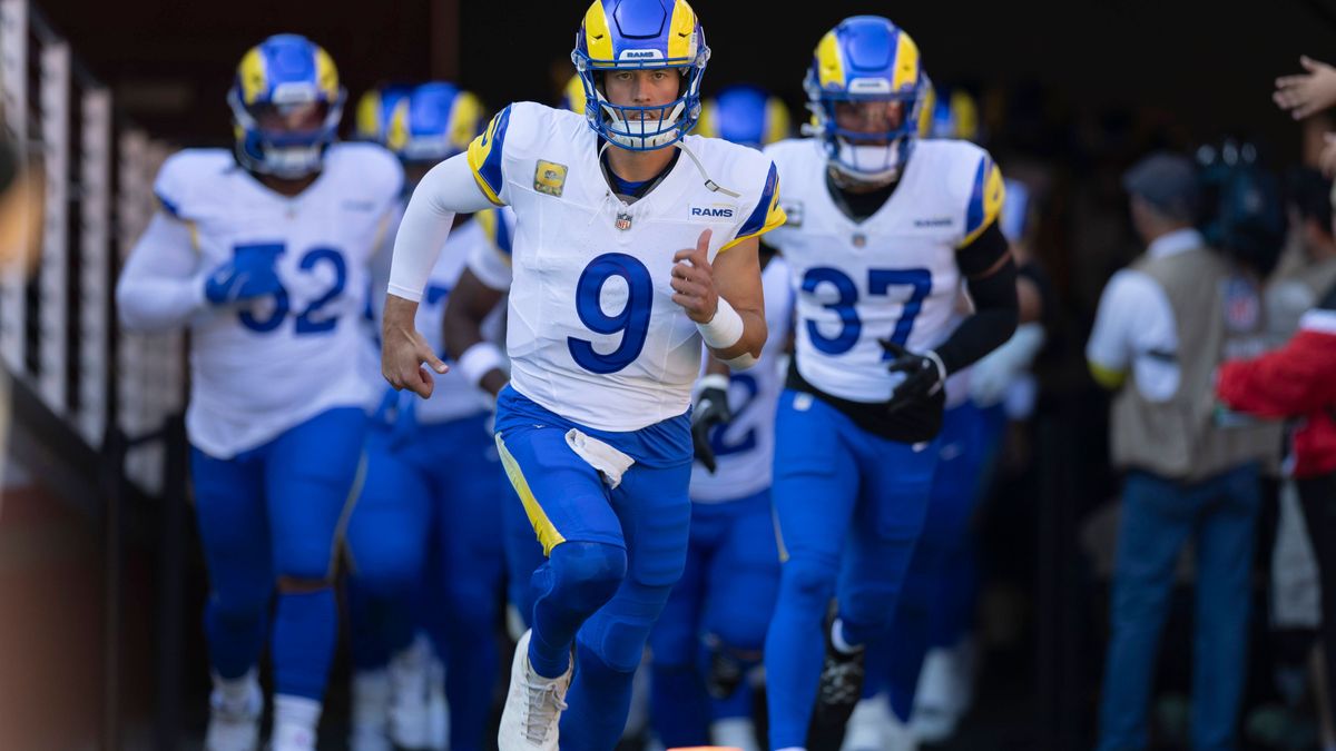 NFL, American Football Herren, USA Los Angeles Rams at San Francisco 49ers Nov 9, 2025; Santa Clara, California, USA; Los Angeles Rams quarterback Matthew Stafford (9) runs out of the tunnel before...